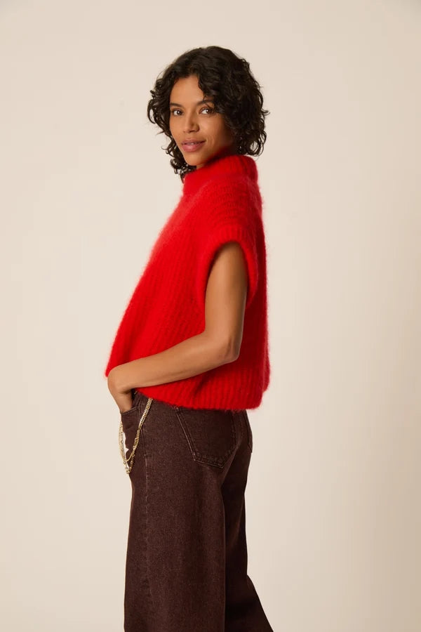 Vue de profil du pull sans manches oversize en kid mohair rouge Alize DES PETITS HAUTS
