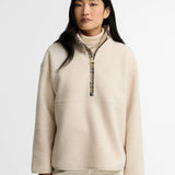 Mannequin portant le pull polaire beige demi-zip Merys BARBOUR FEMME avec un sous-pull col roulé
