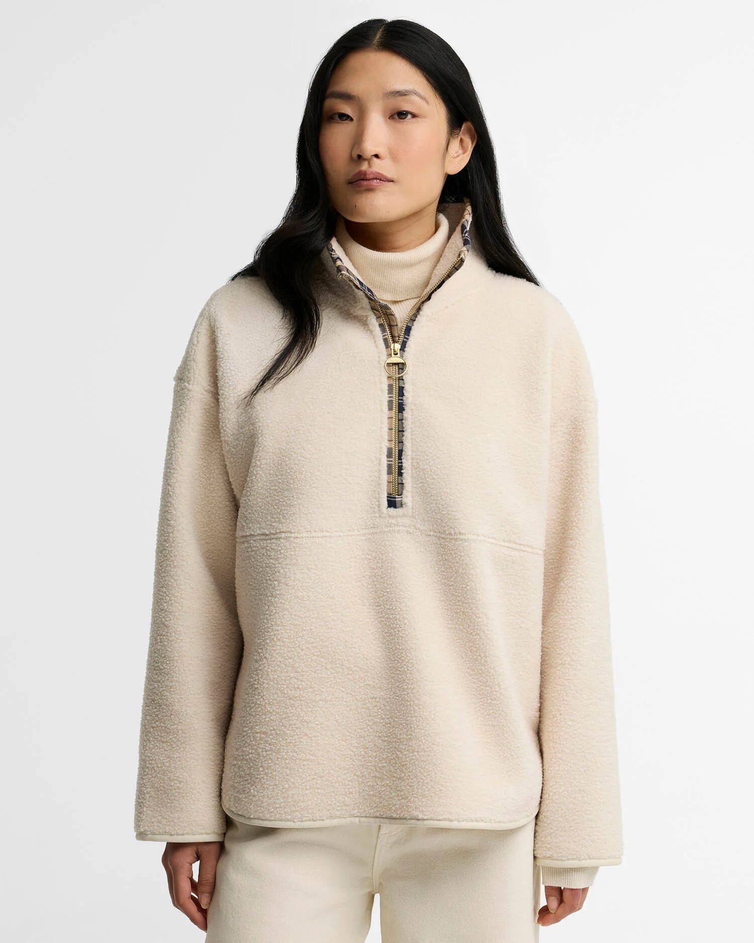 Mannequin portant le pull polaire beige demi-zip Merys BARBOUR FEMME avec un sous-pull col roulé