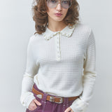 Pull polo blanc cassé à col volanté SUNCOO FEMME Perigi porté de face avec un pantalon violet