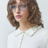 Gros plan sur le col volanté et la patte de boutonnage du pull polo blanc cassé SUNCOO FEMME Perigi