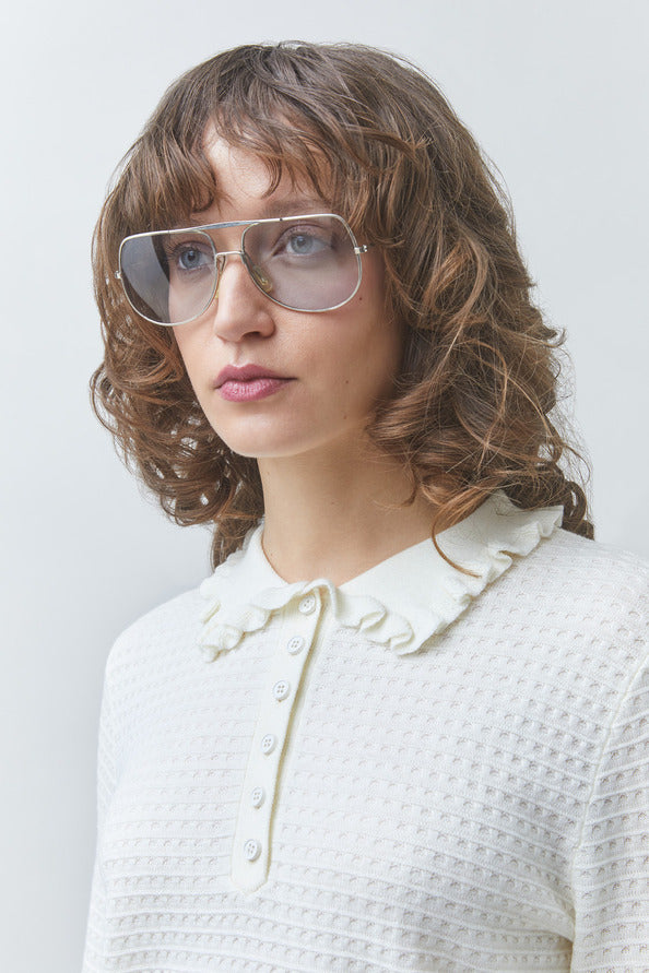 Gros plan sur le col volanté et la patte de boutonnage du pull polo blanc cassé SUNCOO FEMME Perigi