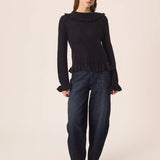 Vue d ensemble du pull volanté marine Denise DES PETITS HAUTS porté avec un jean brut