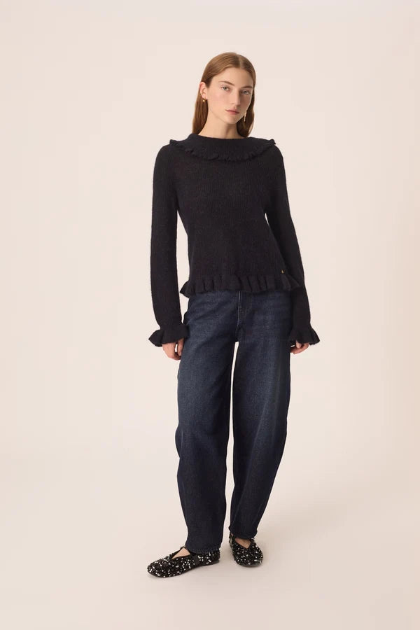 Vue d ensemble du pull volanté marine Denise DES PETITS HAUTS porté avec un jean brut