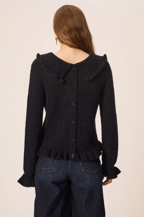 Vue de dos du pull marine Denise DES PETITS HAUTS montrant la fausse patte de boutonnage