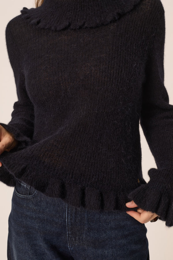 Zoom sur le tricotage en côtes perlées et le bas volanté du pull Denise DES PETITS HAUTS