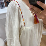 Robe courte bohème à pampilles brodées manches bouffantes - Écru - LOLA ESPELETA