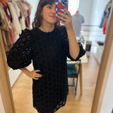 Robe courte en broderie anglaise florale Sophocle - Noir - DES PETITS HAUTS