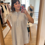 Robe courte évasée à rayures et détails brodés Cidji - Bleu - SUNCOO