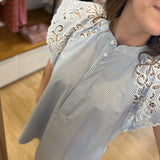 Robe courte évasée à rayures et détails brodés Cidji - Bleu - SUNCOO
