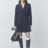 Robe blazer courte bleu nuit SUNCOO FEMME Cassis portée de face avec bottes hautes