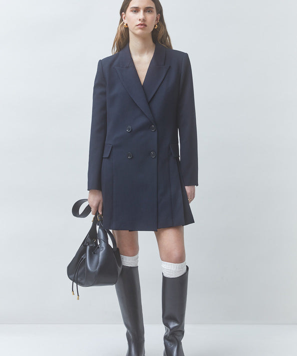 Robe blazer courte bleu nuit SUNCOO FEMME Cassis portée de face avec bottes hautes