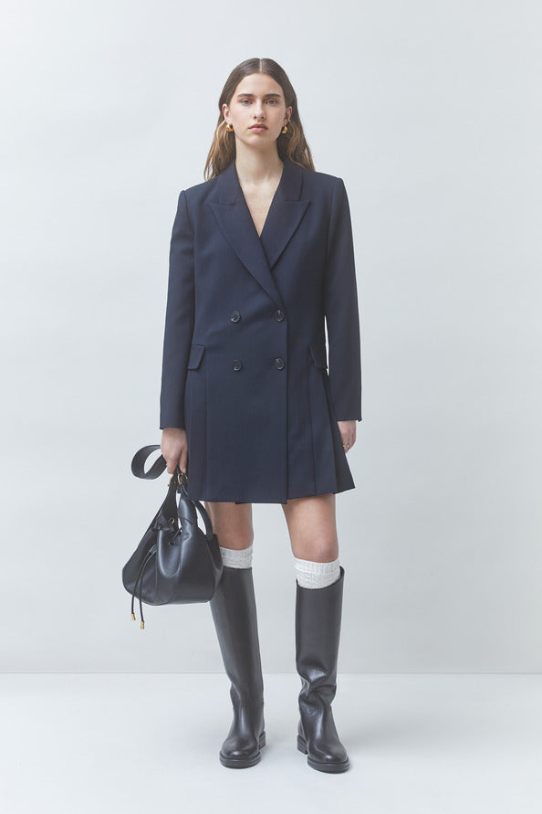 Robe blazer courte bleu nuit SUNCOO FEMME Cassis portée de face avec bottes hautes