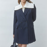 Robe blazer bleu nuit Cassis SUNCOO FEMME portée avec le plastron écru Azral