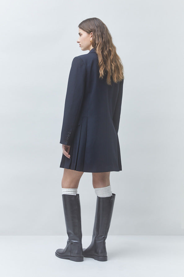 Vue de dos de la robe blazer bleu nuit SUNCOO FEMME Cassis révélant les plis latéraux
