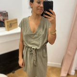 Robe courte fluide manches courtes col V en lin mélangé Marilou - Kaki - GRACE & MILA