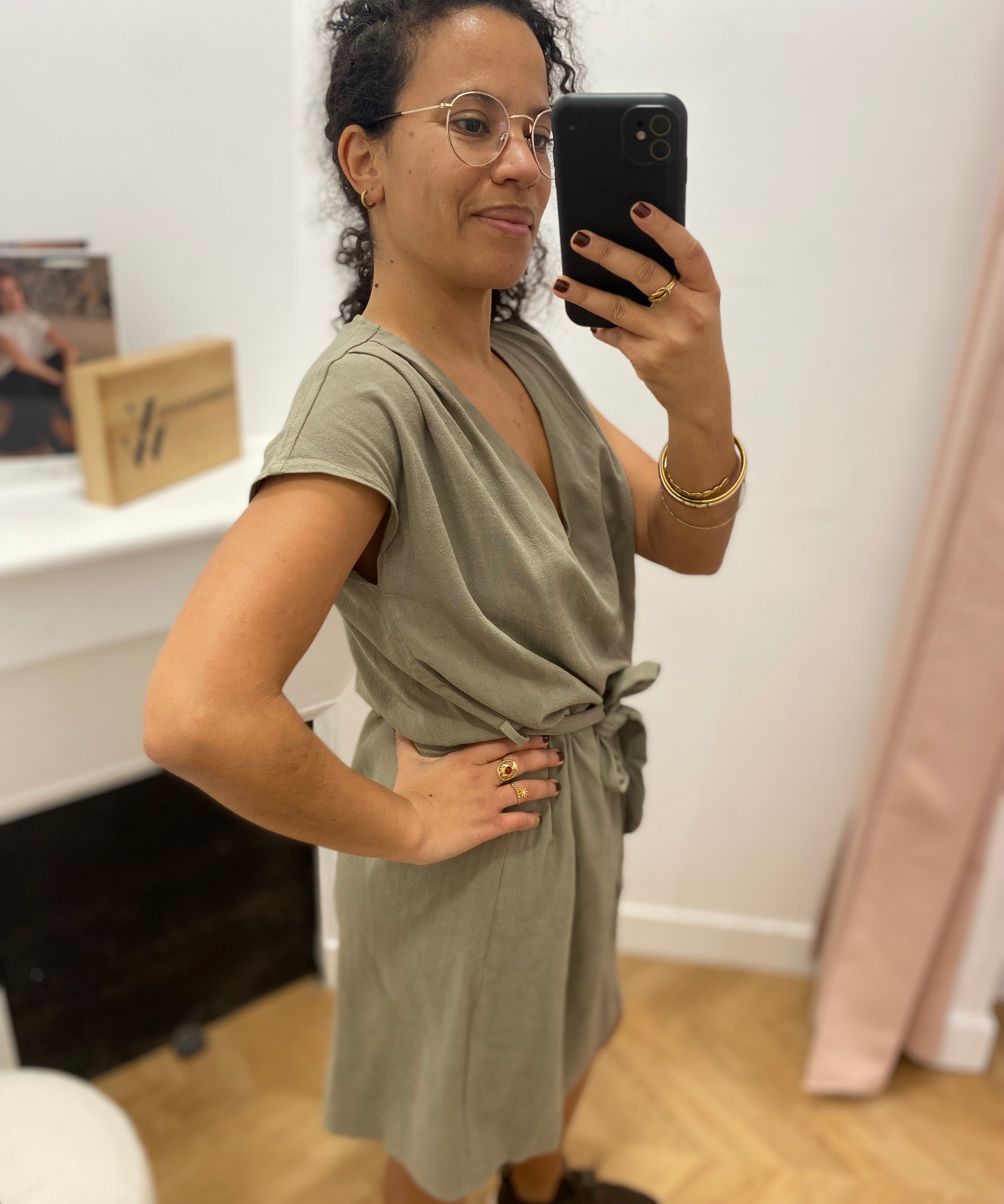 Robe courte fluide manches courtes col V en lin mélangé Marilou - Kaki - GRACE & MILA