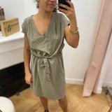 Robe courte fluide manches courtes col V en lin mélangé Marilou - Kaki - GRACE & MILA