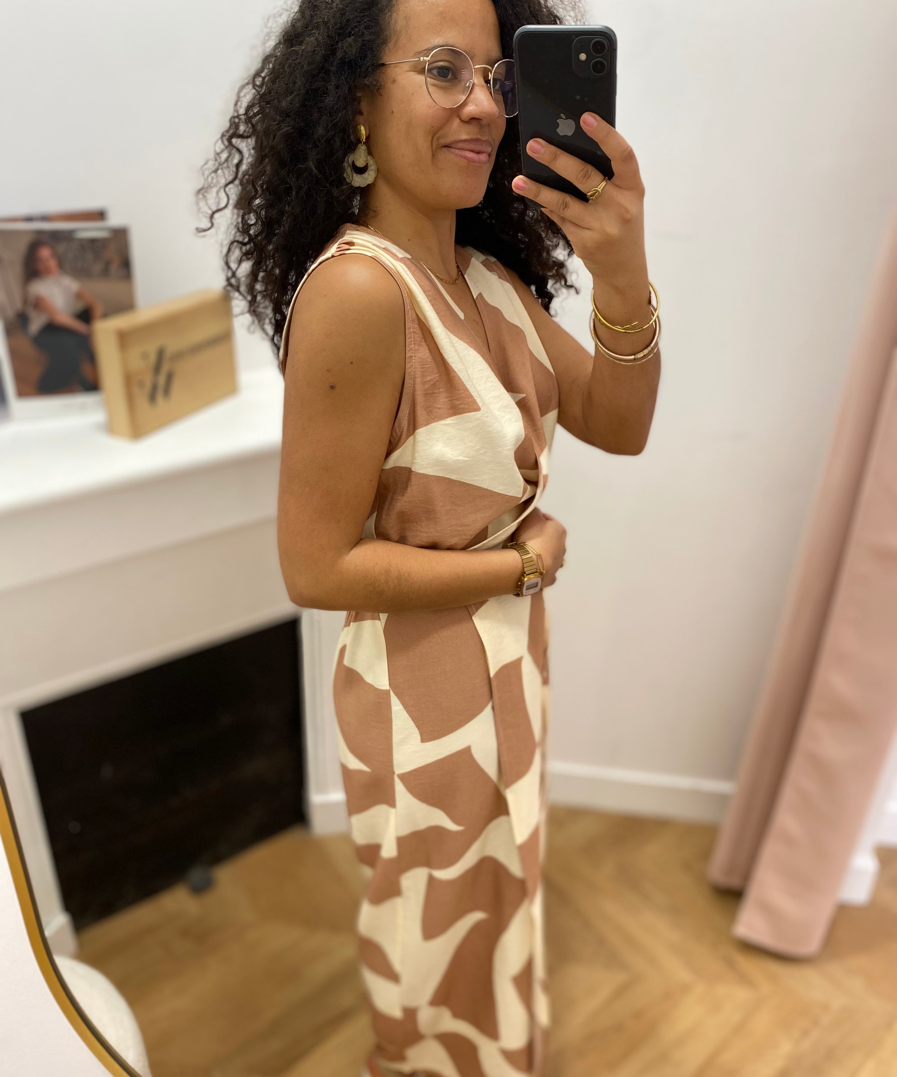 Robe longue portefeuille sans manches imprimé géographique Velline - Moka - GRACE & MILA