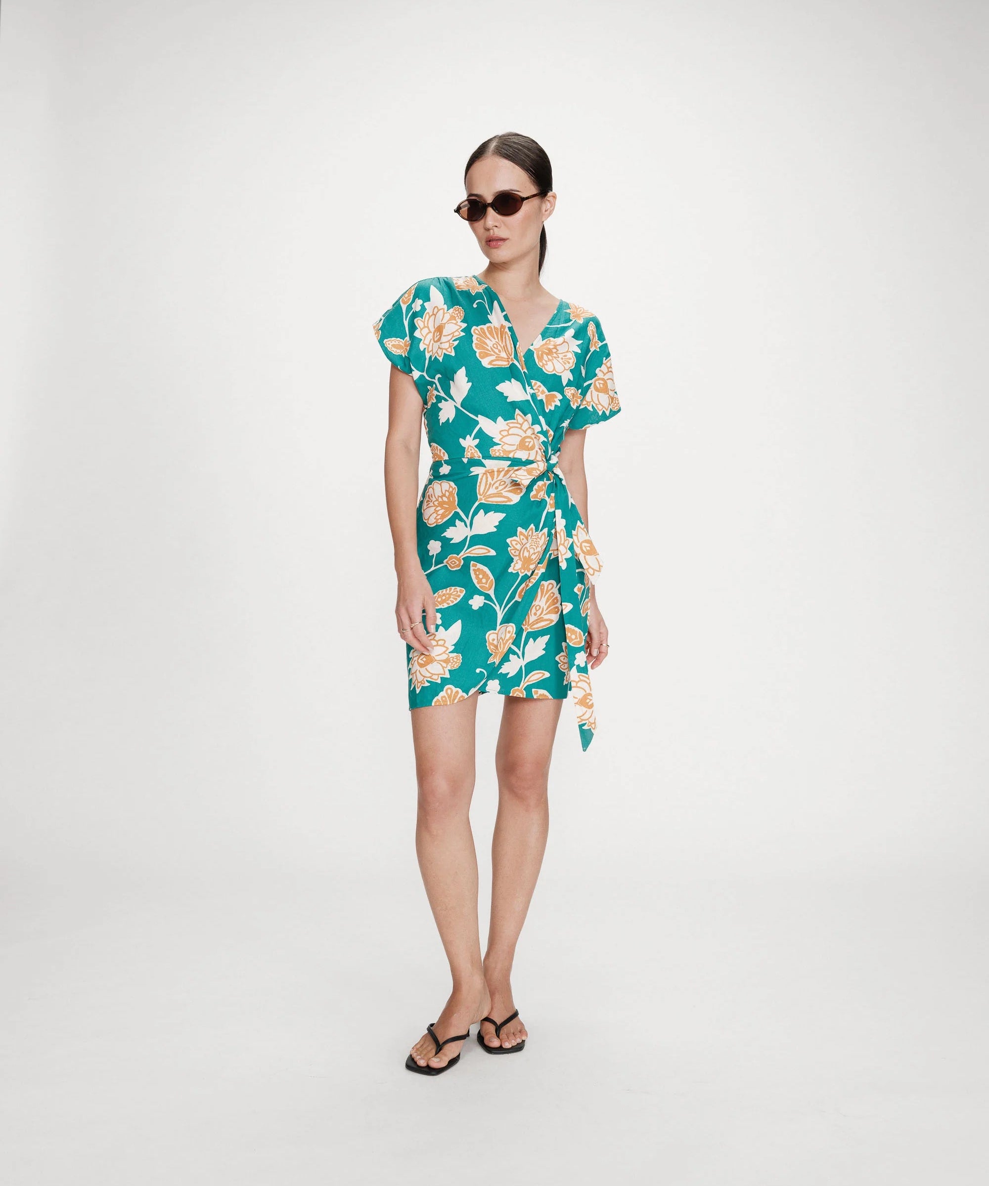 Robe courte portefeuille à fleurs Velora - Vert - GRACE & MILA