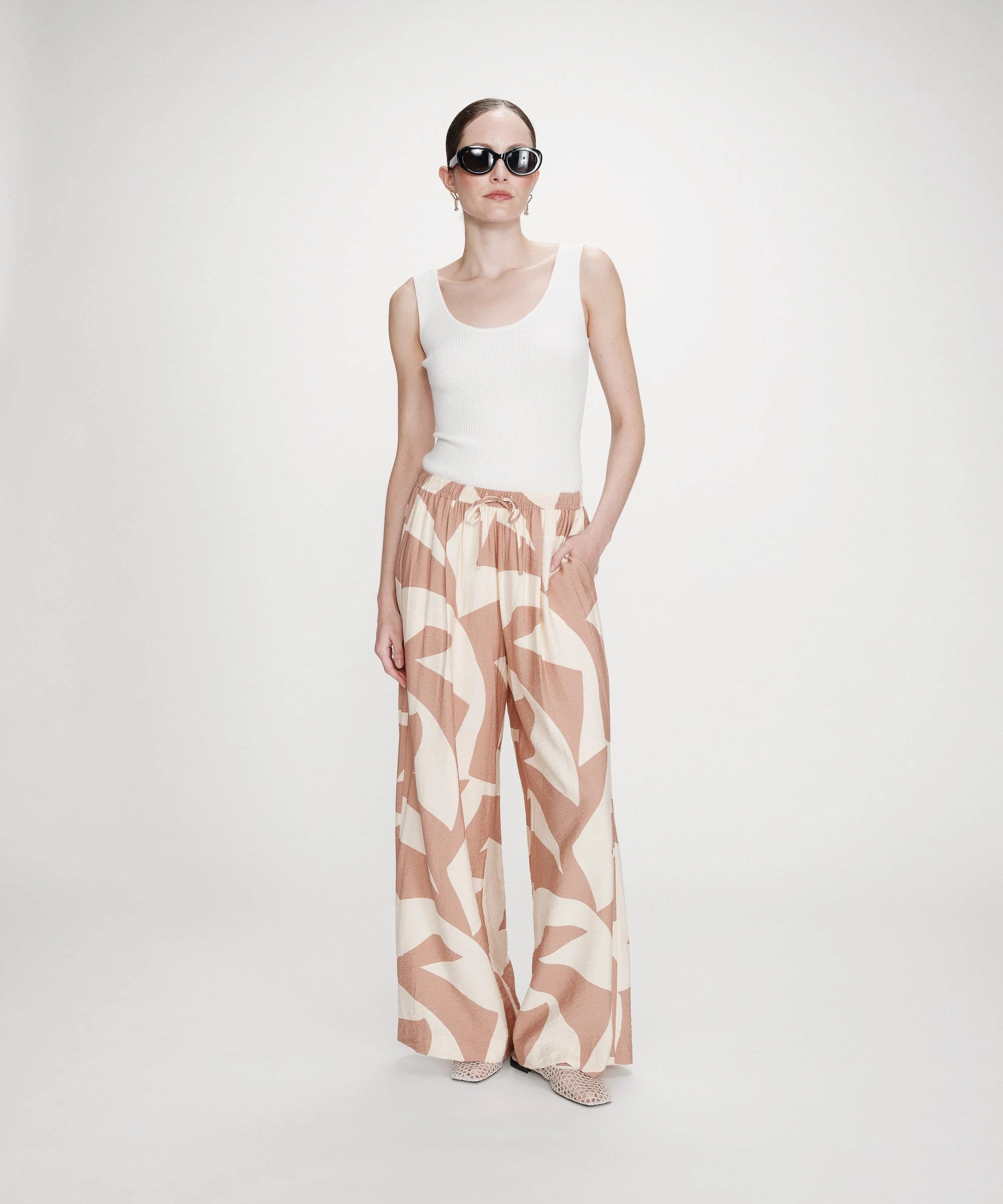 Pantalon large imprimé graphique taille ajustable Veni - Mocha - GRACE & MILA