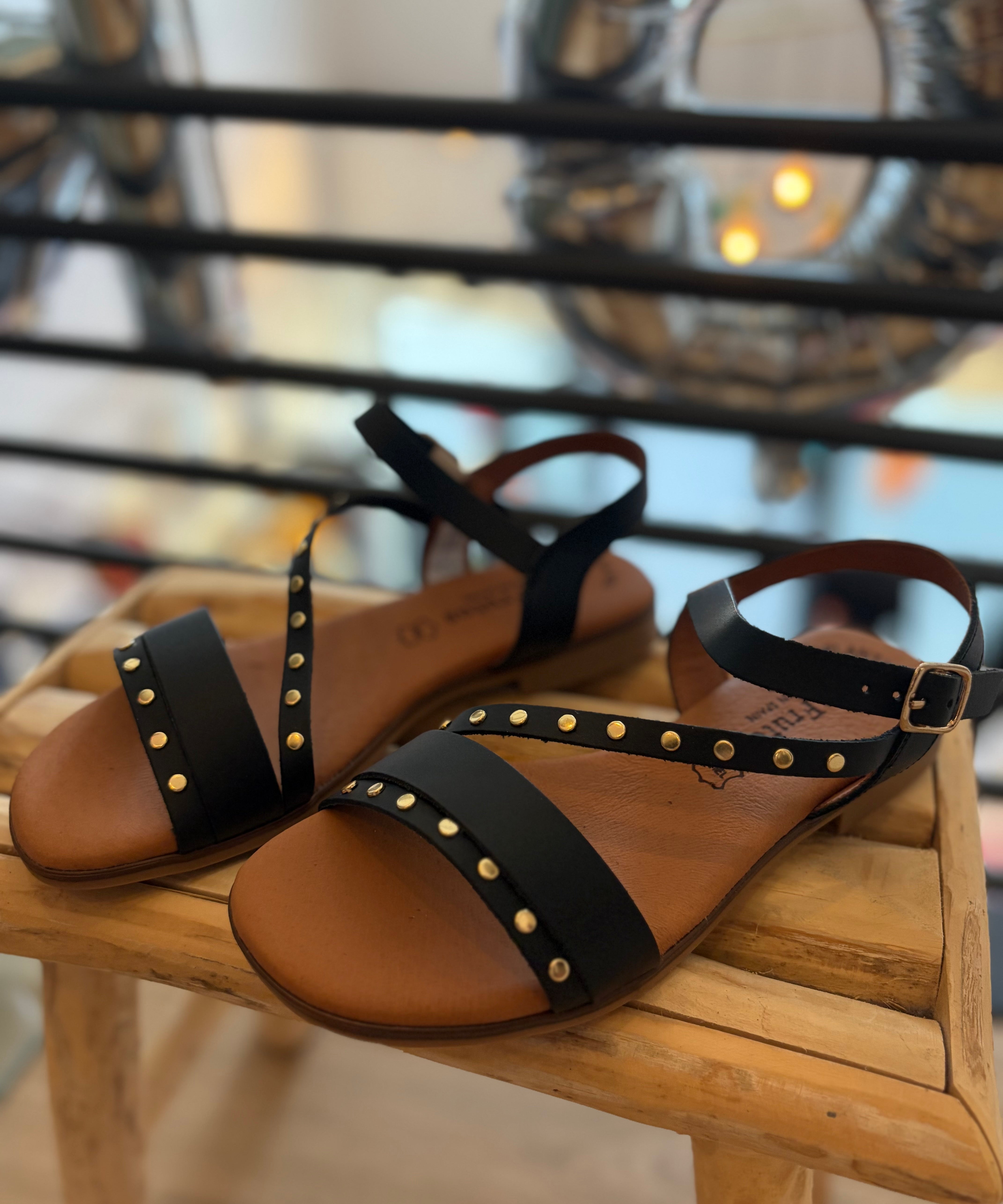 Sandales plates en cuir multi-brides cloutées Negro remaches - Noir - EVA FRUTOS