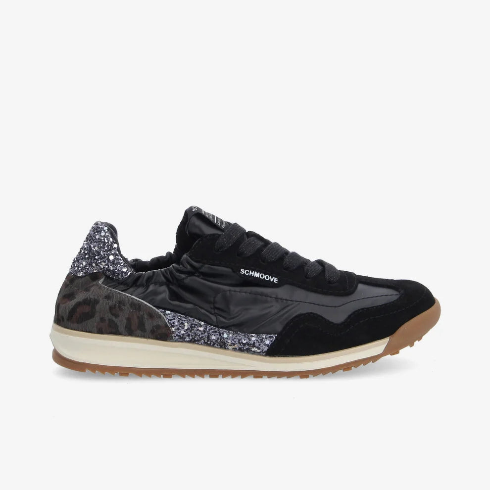 Vue de profil de la basket Schmoove Camden noire montrant le nylon, l'empiècement léopard et le glitter anthracite