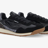 Gros plan sur l'avant du pied, le laçage et le logo Schmoove des sneakers Camden noires