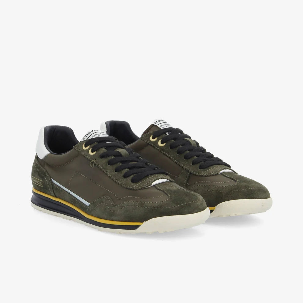 Sneakers running vert kaki SCHMOOVE Camden avec lacets noirs et liseré jaune vues de trois-quarts avant