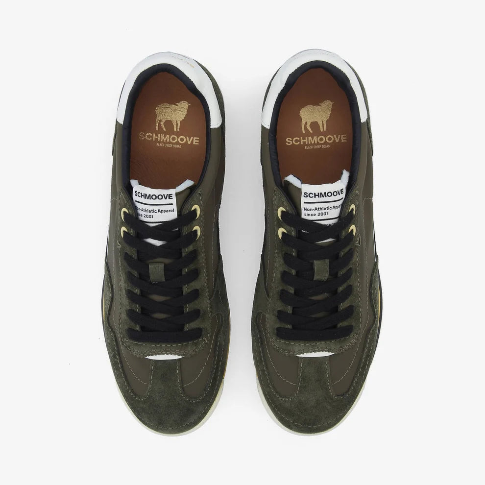 Vue du dessus des sneakers vert kaki SCHMOOVE Camden montrant l'étiquette de languette et la semelle intérieure en cuir