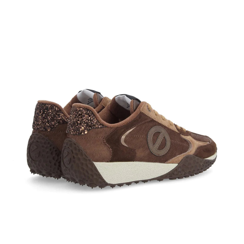 Vue arrière des sneakers Kate No Name mettant en valeur le talon pailleté bronze et le patin en caoutchouc