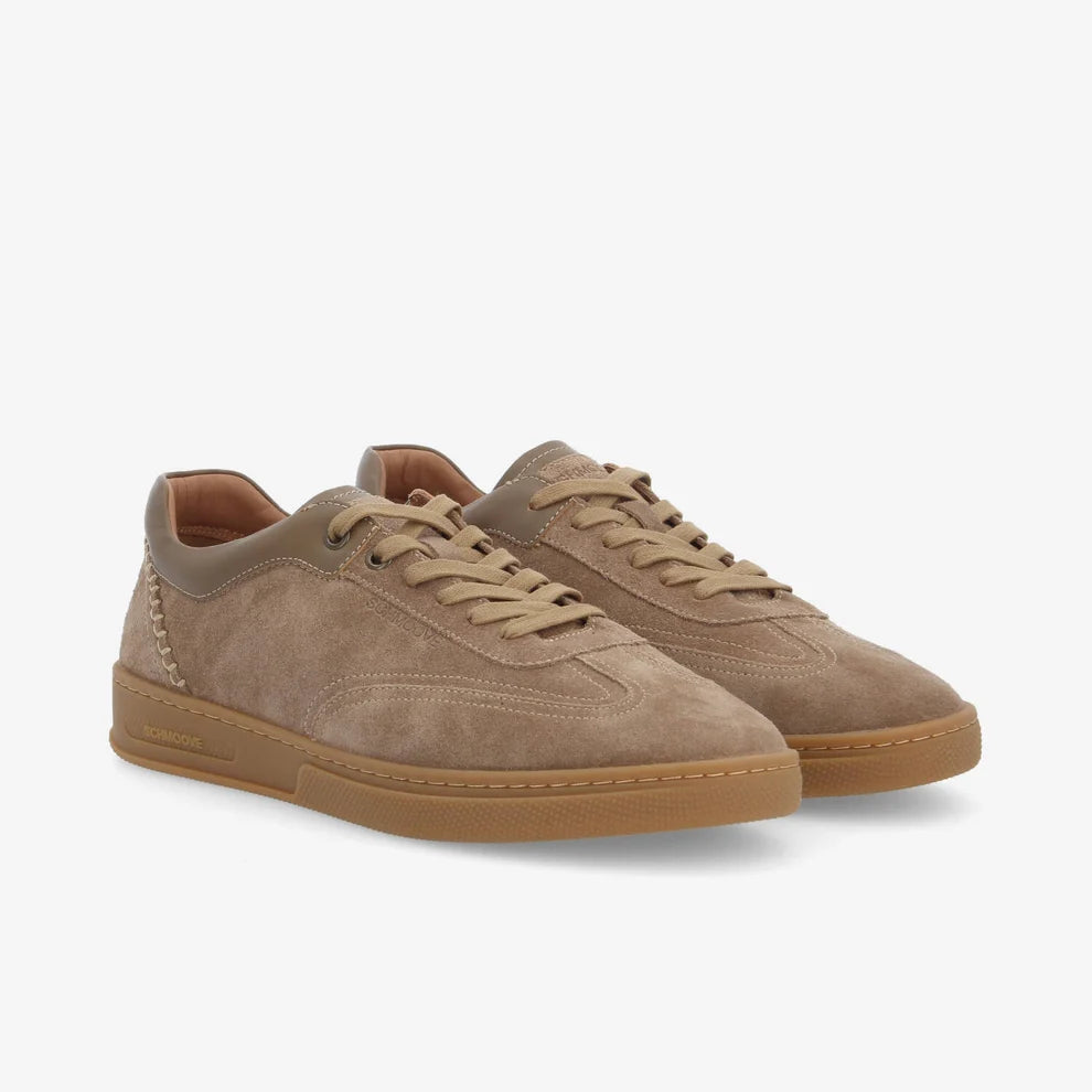 Sneakers en cuir velours marron taupe SCHMOOVE San Marino avec lacets assortis et semelle miel vues de trois-quarts avant