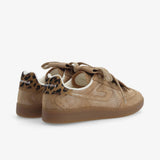 Vue arrière des baskets SCHMOOVE Sheffield Golf montrant le contrefort en cuir à poils imprimé léopard et la semelle gomme caramel