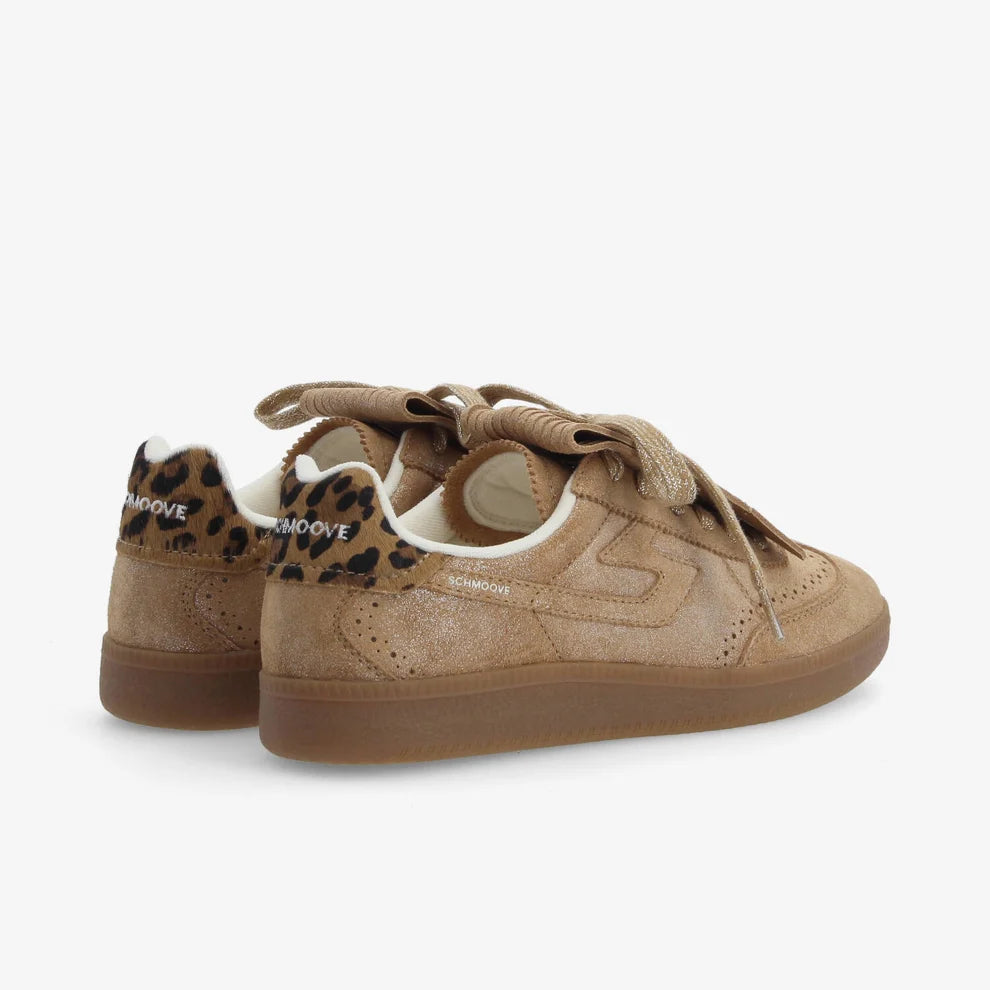 Vue arrière des baskets SCHMOOVE Sheffield Golf montrant le contrefort en cuir à poils imprimé léopard et la semelle gomme caramel