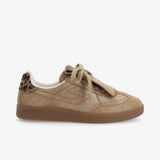 Vue de profil de la sneaker marron SCHMOOVE Sheffield Golf mettant en valeur les perforations fleuries et la semelle de 3 cm