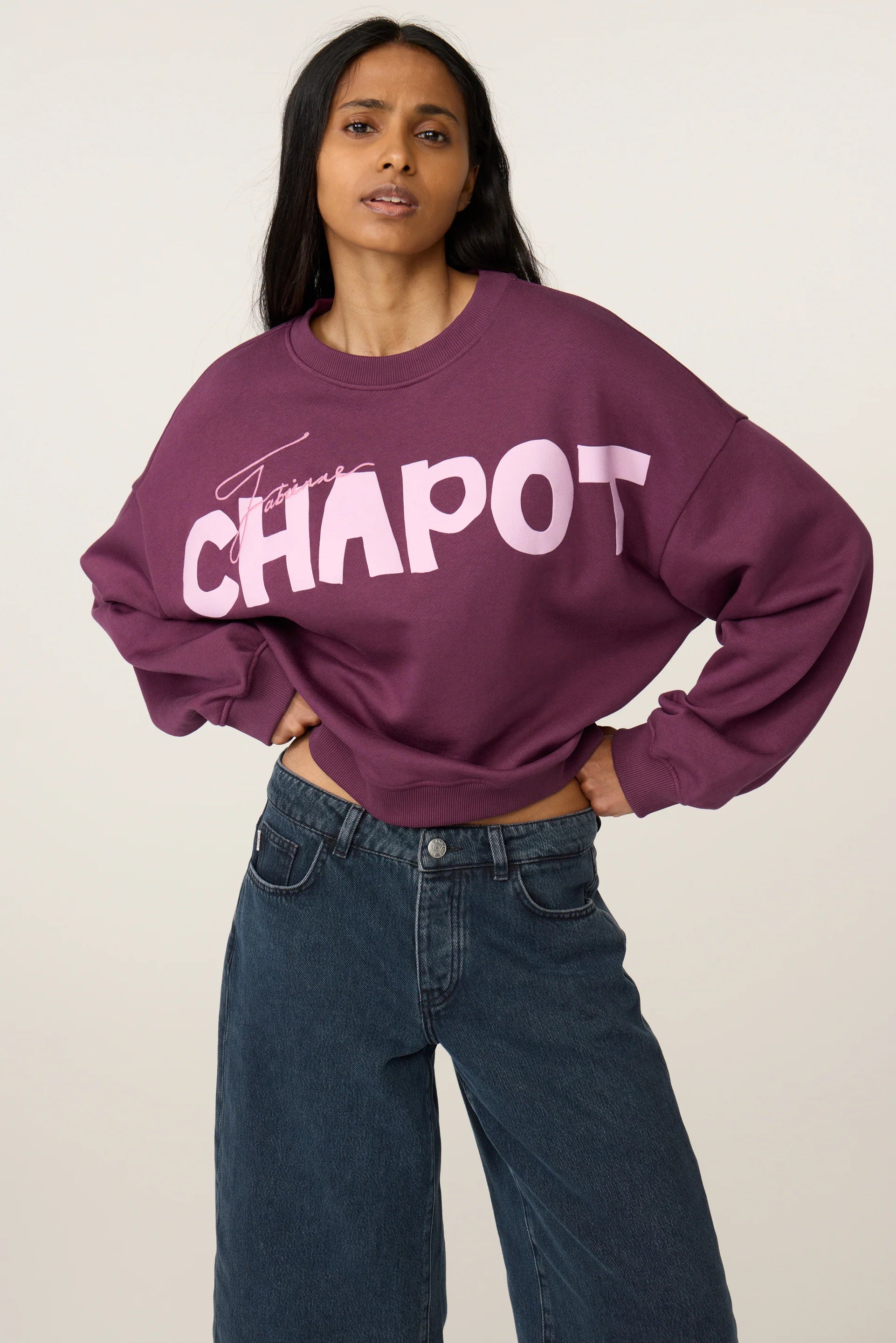Plan moyen du sweat décontracté bordeaux Amy à logo rose FABIENNE CHAPOT