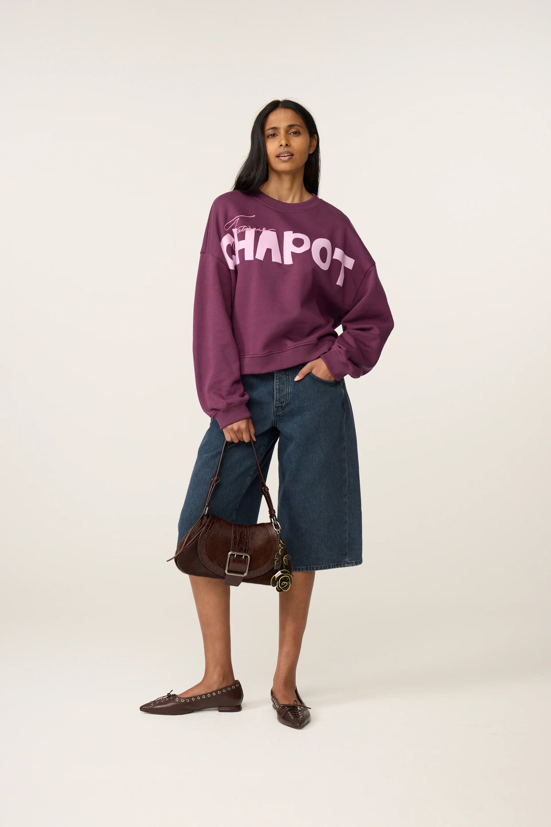 Vue en pied du sweat bordeaux FABIENNE CHAPOT porté avec un bermuda en jean et des ballerines