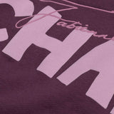 Gros plan sur l'impression logo CHAPOT rose clair et la signature sur le sweat bordeaux