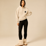 Sweat à capuche beige clair en maille sherpa SUN VALLEY FEMME Deltry porté de face avec un legging noir et des boots fourrées