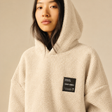 Zoom sur la capuche en maille sherpa beige et le patch noir poitrine du sweat SUN VALLEY FEMME Deltry