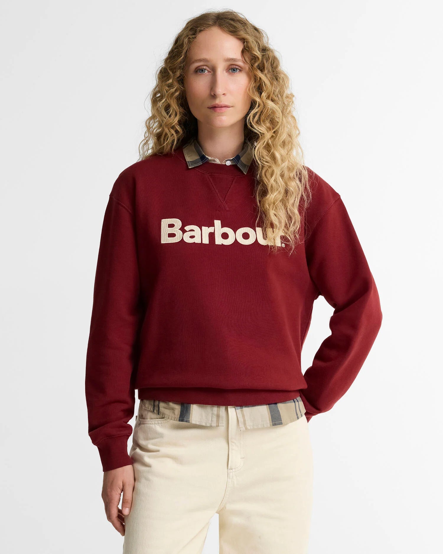 Mannequin portant le sweat Hartland rouge canneberge BARBOUR FEMME sur une chemise à carreaux