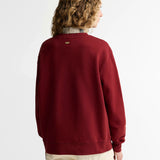 Vue de dos du sweat Hartland rouge canneberge Barbour montrant la barrette métallique au col