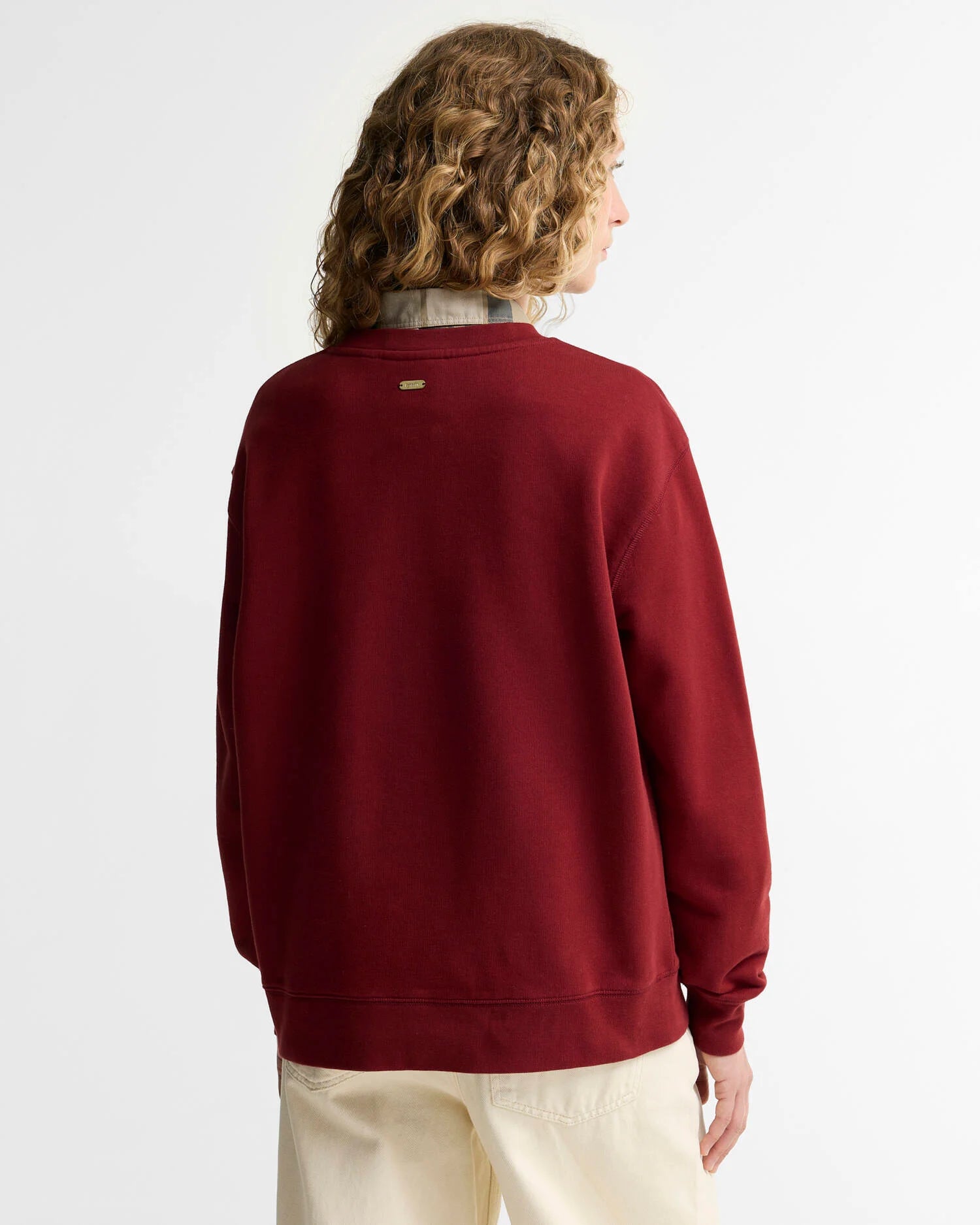 Vue de dos du sweat Hartland rouge canneberge Barbour montrant la barrette métallique au col