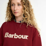 Gros plan sur le logo Barbour floqué sur le devant du sweat Hartland rouge canneberge