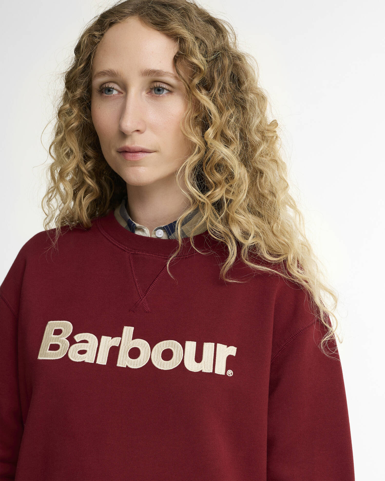 Gros plan sur le logo Barbour floqué sur le devant du sweat Hartland rouge canneberge