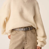 Gros plan sur le sweat écru Jonas DES PETITS HAUTS associé à un jean et une ceinture pailletéelarge