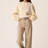 Vue de face du sweat oversize crème Jonas DES PETITS HAUTS avec jean large et ceinture metallisée