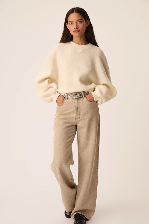 Vue de face du sweat oversize crème Jonas DES PETITS HAUTS avec jean large et ceinture metallisée