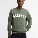 Mannequin portant le sweat Prep vert thym BARBOUR HOMME avec un jean brut