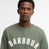 Gros plan du buste montrant le logo Barbour brodé en arc de cercle sur le sweat vert thym